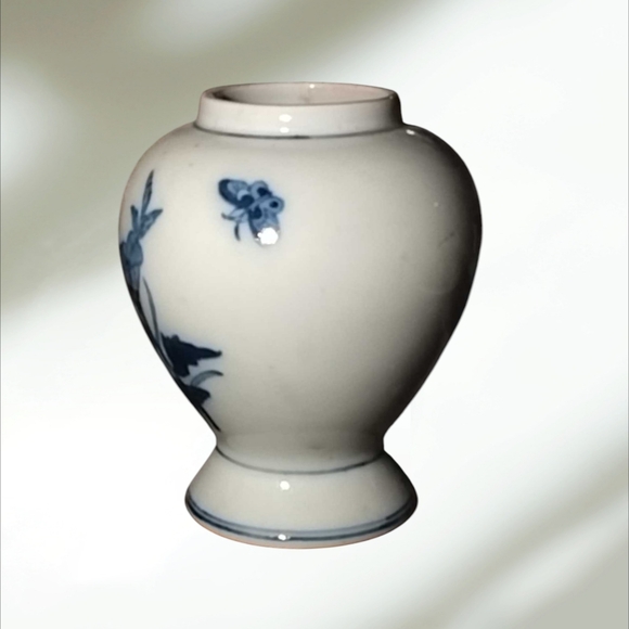 Elegant Blue Floral Vase - Picture 2 of 4